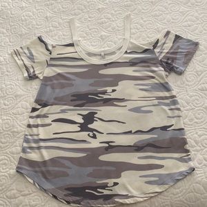 Z Supply cold shoulder Camo Tshirt S fits like M